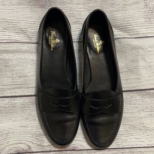 Women’s size 8 Brooks Brothers black leather loafer flat